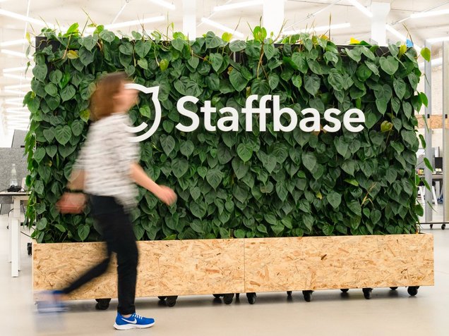 Grüne Raumteiler gestalten offene Bürolandschaften