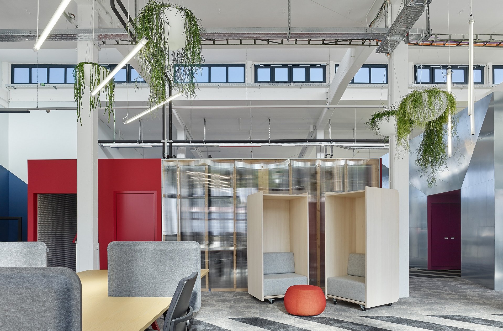 Moderne Arbeitswelt: Büropflanzen und pflanzliche Raumteiler gestalten individuelle Arbeitszonen